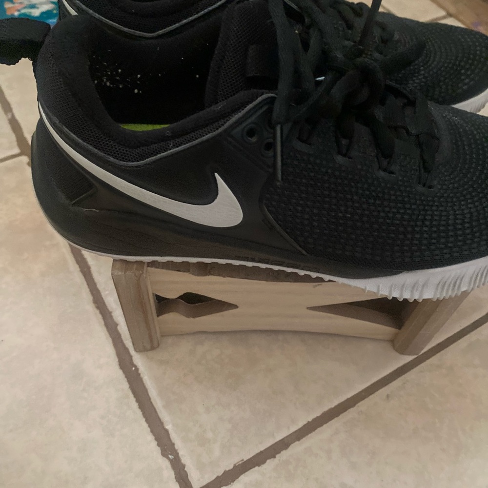 Nike size 8 volleyball shoes size 8 woman